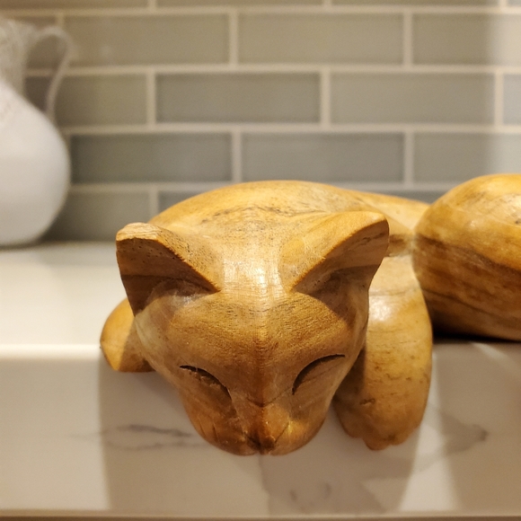 Hand carved napping cat, missing part of ear and leg and tail - Picture 2 of 10